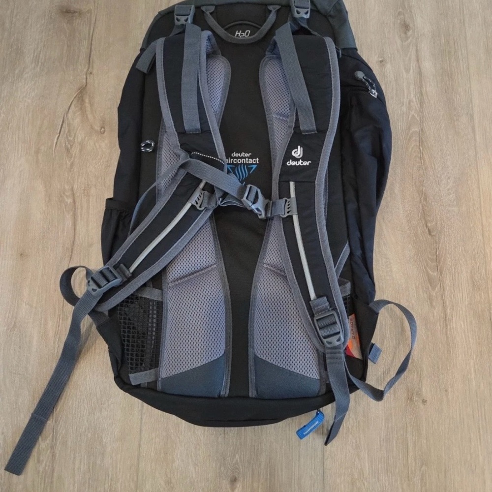 Deuter ACT Trail 30 Backpack Trekking Hiking Black/Charcoal Excellent Condition - Picture 2 of 3